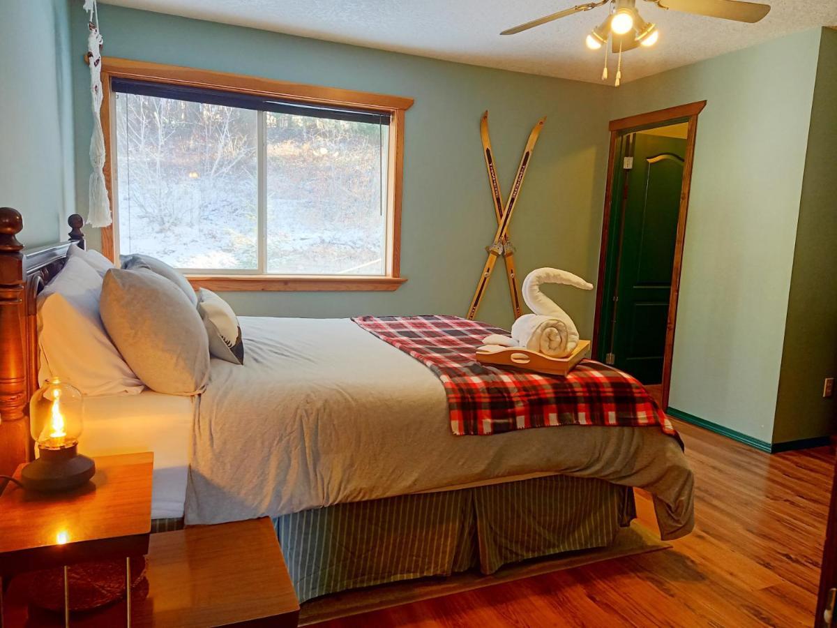 2Mins To Town, Ac & Sauna, Self Check-In, Full Kitchen, Free Laundry & Parking, Family Pet Friendly, Comfortably Sleeps Up To 10 Golden Exterior photo