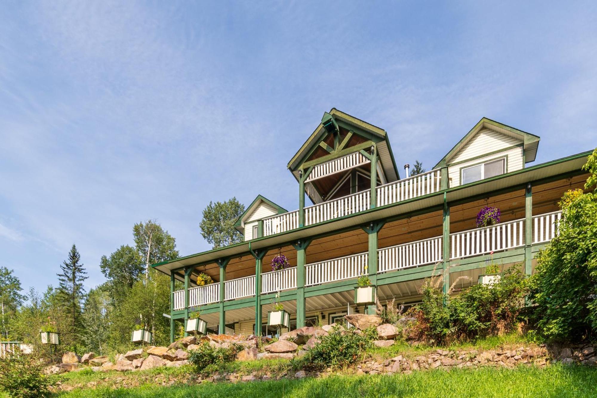 2Mins To Town, Ac & Sauna, Self Check-In, Full Kitchen, Free Laundry & Parking, Family Pet Friendly, Comfortably Sleeps Up To 10 Golden Exterior photo