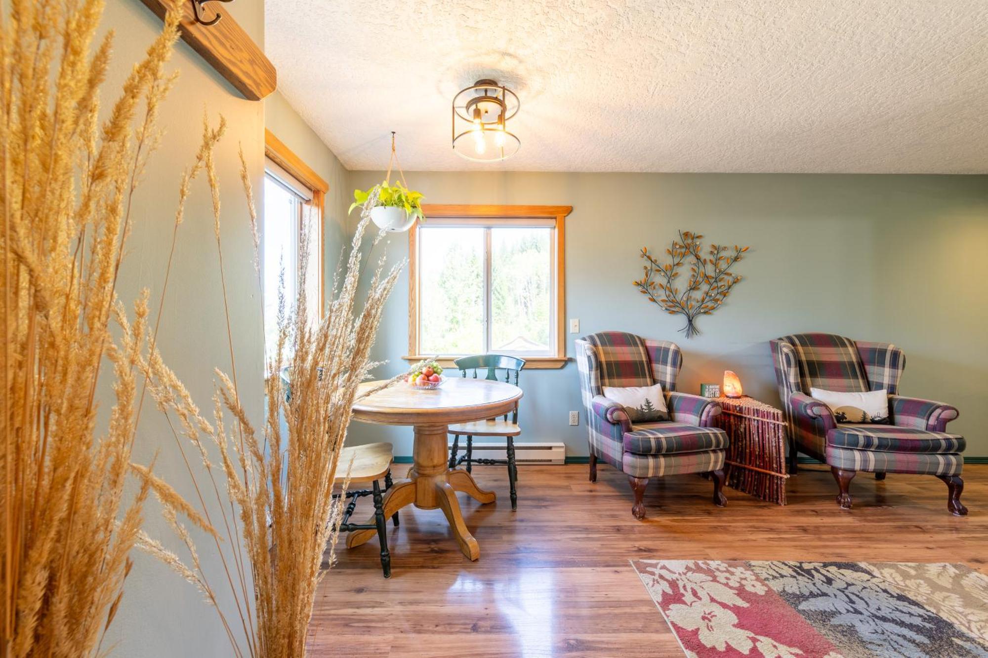 2Mins To Town, Ac & Sauna, Self Check-In, Full Kitchen, Free Laundry & Parking, Family Pet Friendly, Comfortably Sleeps Up To 10 Golden Exterior photo