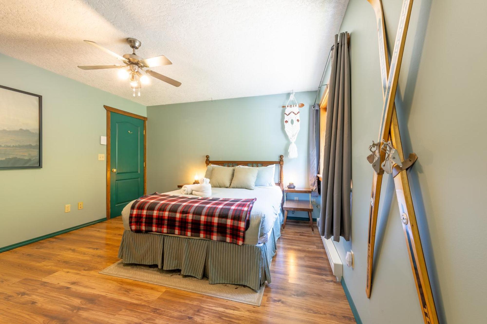2Mins To Town, Ac & Sauna, Self Check-In, Full Kitchen, Free Laundry & Parking, Family Pet Friendly, Comfortably Sleeps Up To 10 Golden Exterior photo