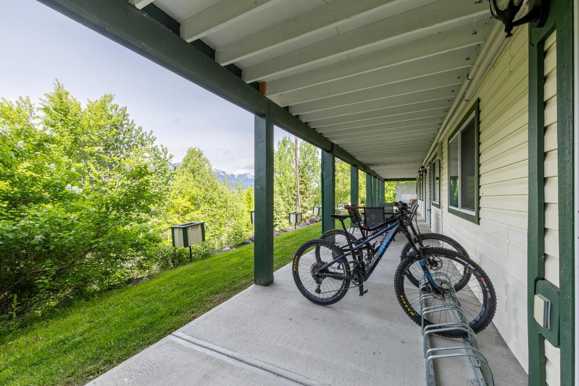 2Mins To Town, Ac & Sauna, Self Check-In, Full Kitchen, Free Laundry & Parking, Family Pet Friendly, Comfortably Sleeps Up To 10 Golden Exterior photo