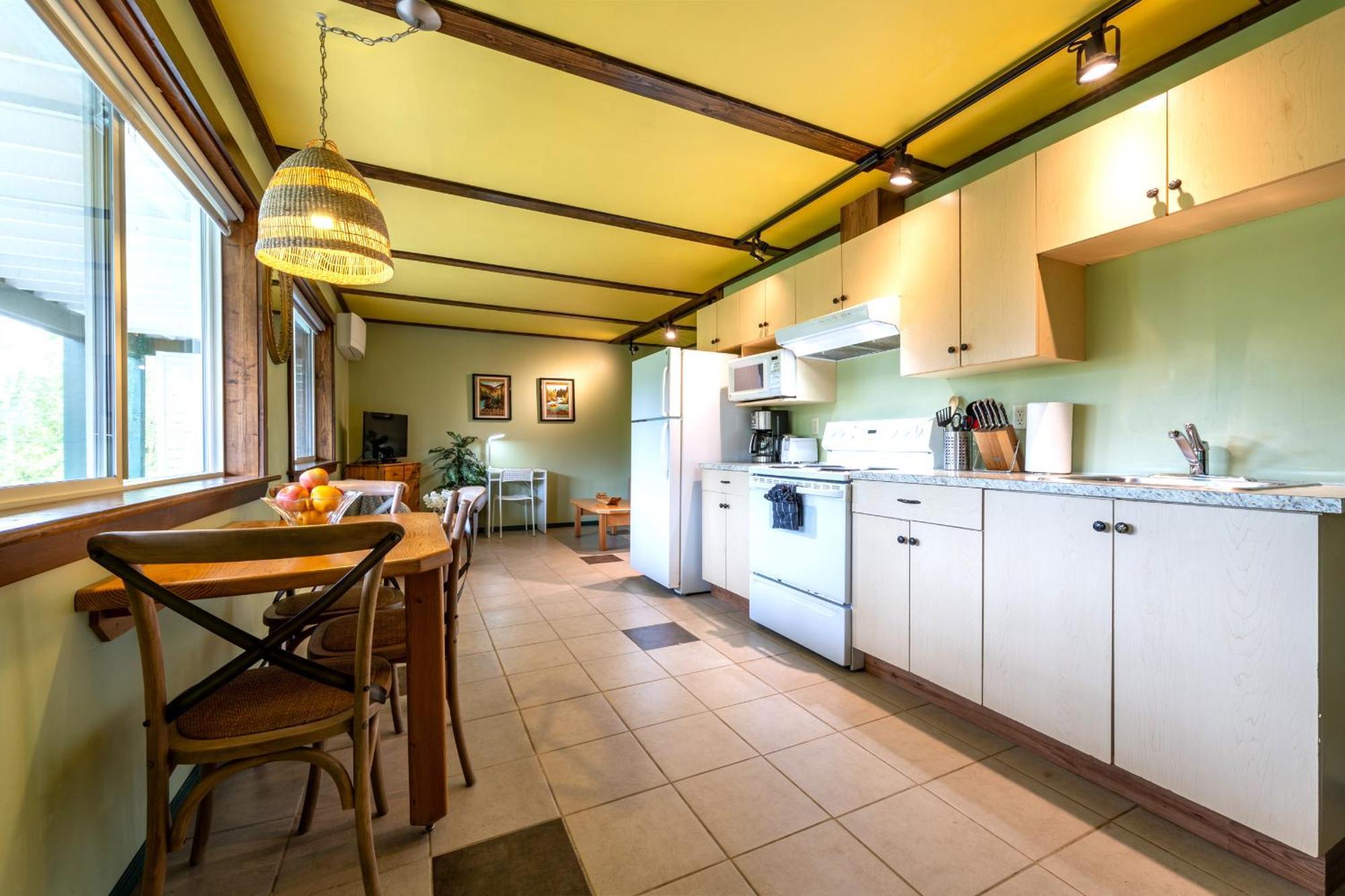 2Mins To Town, Ac & Sauna, Self Check-In, Full Kitchen, Free Laundry & Parking, Family Pet Friendly, Comfortably Sleeps Up To 10 Golden Exterior photo